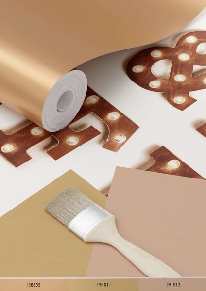 Tapetenrolle, Pinsel und Farbmuster für die Wandgestaltung