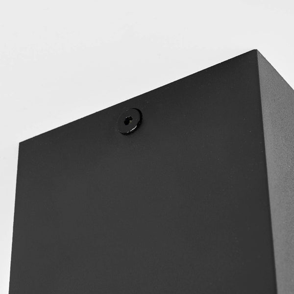 Detailansicht einer schwarzen Leuchte mit Schraube