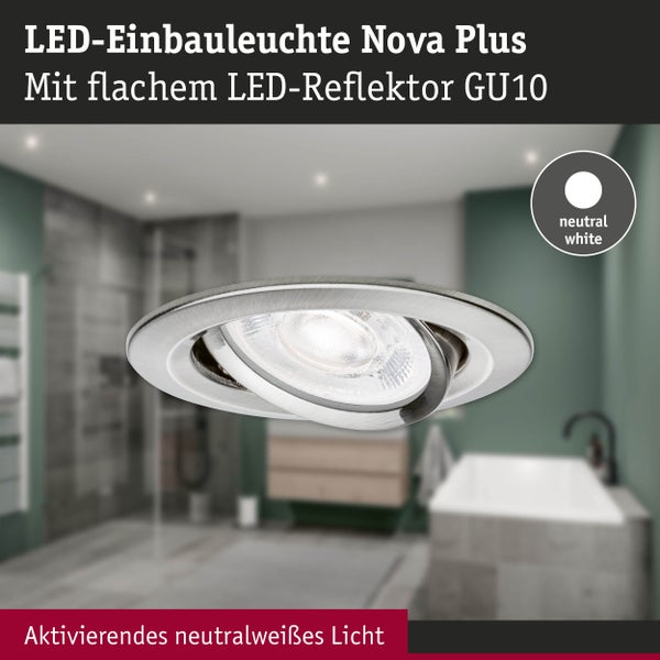 Schwenkbare LED-Einbauleuchte Nova Plus mit flachem GU10 Reflektor für neutralweißes Licht in einem modern eingerichteten, hellen Badezimmer.