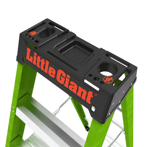 Little Giant Werkzeugablage auf einer Leiter mit integrierten Vertiefungen für Kleinteile und Sicherheitswarnsymbolen