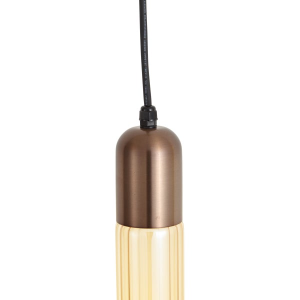 Moderne Pendelleuchte mit Metallfassung und zylindrischem, geriffeltem Leuchtmittel.
