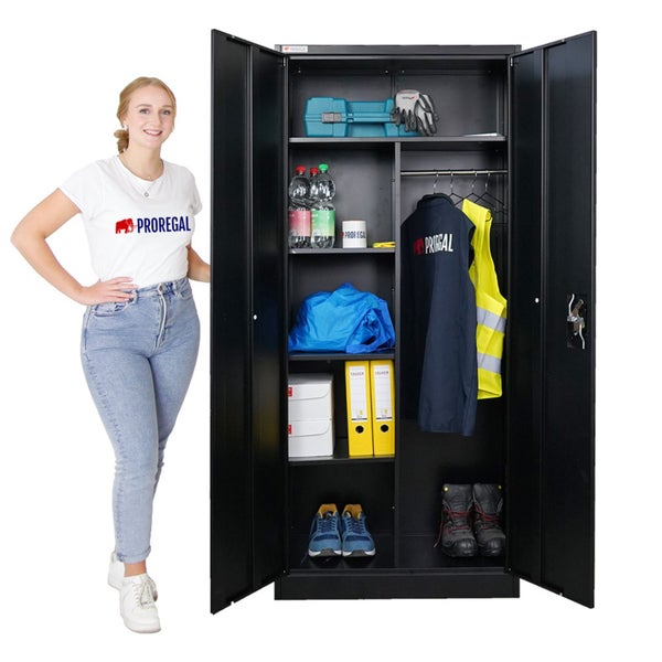 Offener Metallschrank mit Regalen und Kleidung