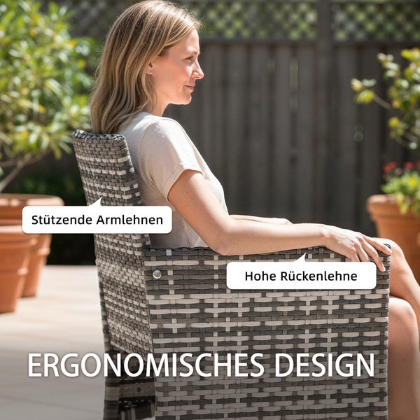 Zwei graue Polyrattan-Gartensessel mit Sitzkissen auf einer hellen Terrasse mit einer Frau beim Lesen und einem hölzernen Beistelltisch.
