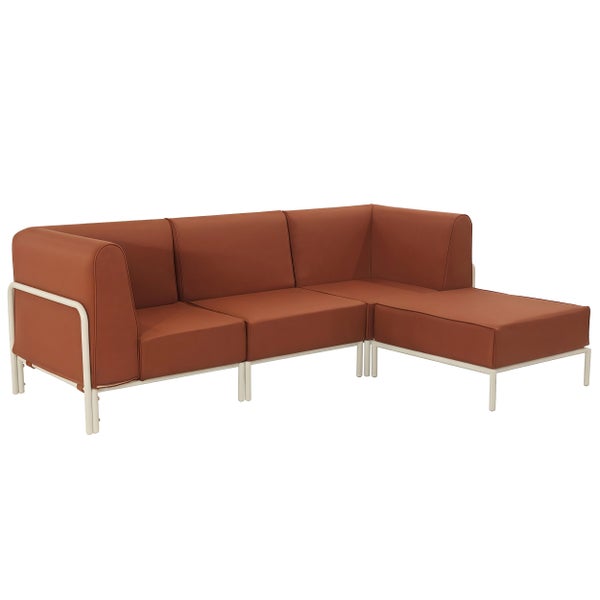 Modulares Gartensofa in L-Form mit weißem Metallrahmen und terracottafarbenen Polstern.