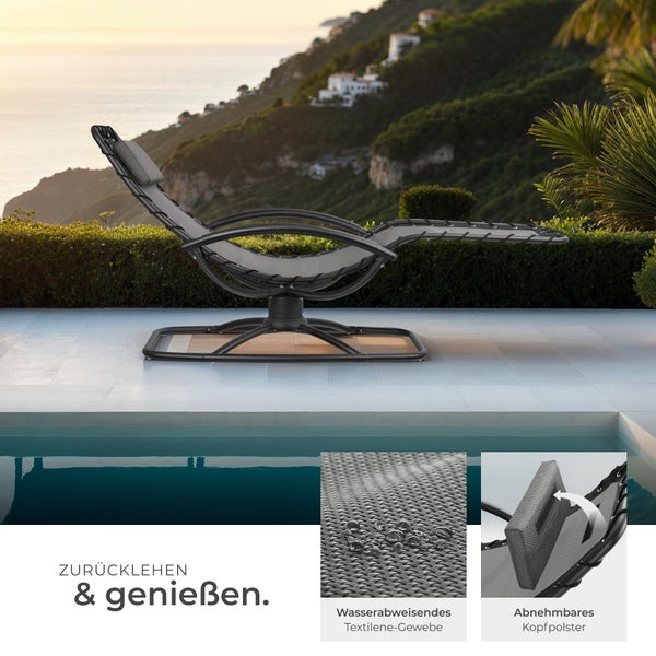 Gartenschaukelstuhl aus Textilgewebe mit abnehmbarem Kopfpolster neben einem Schwimmbecken