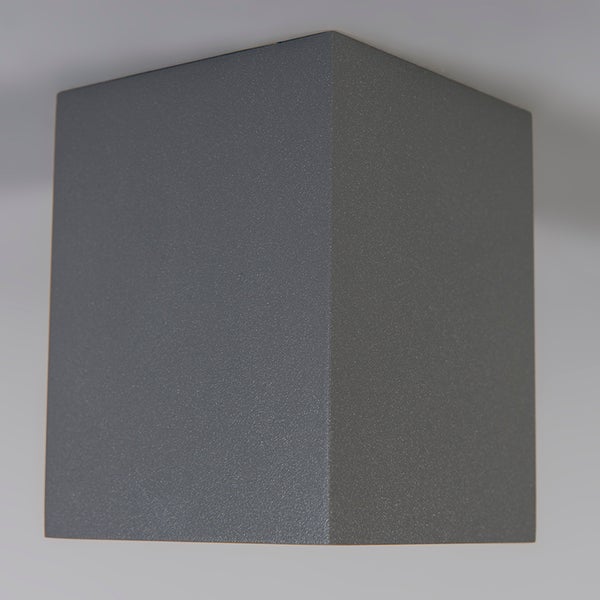 Quadratische Deckenleuchte in Anthrazit mit strukturierter Oberfläche.