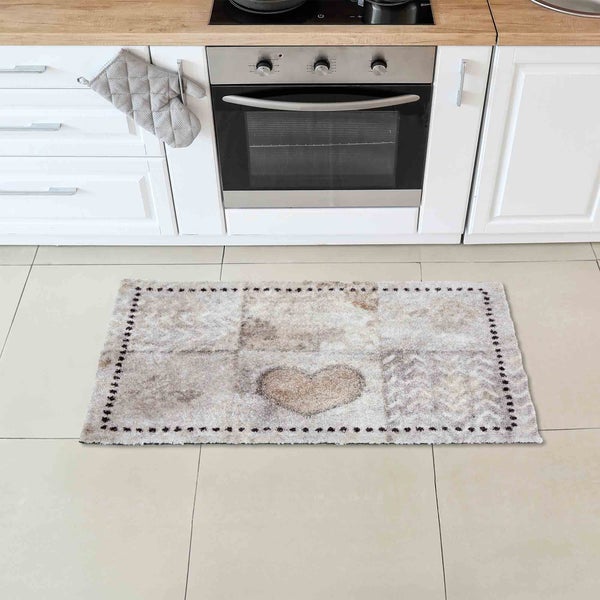 Rechteckiger Teppich mit Herzmuster vor Küchenzeile