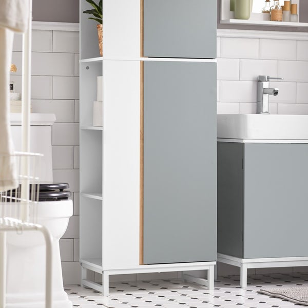 Badezimmer mit Waschbeckenunterschrank und Hochschrank