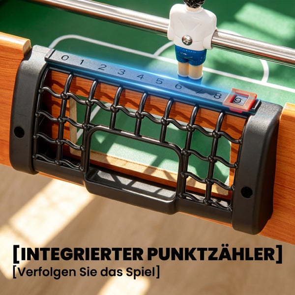 Tischkicker mit integriertem Torzähler und Spielstandsanzeige von null bis neun direkt über dem Tor.