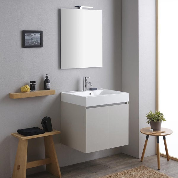 Badezimmer mit Waschtischunterschrank, Spiegel, Holzregal und Dekoration