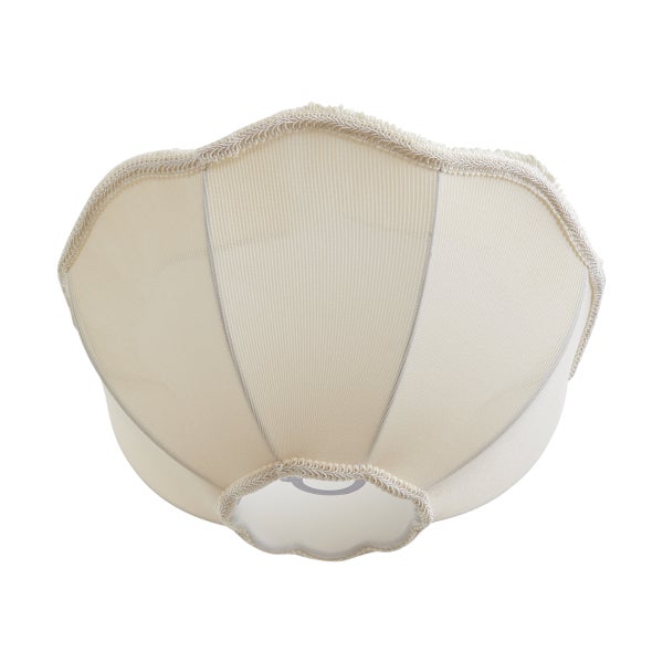 Lampenschirm aus cremefarbenem Stoff in Muschelform mit dekorativer Borte.