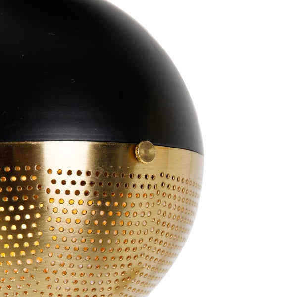 Detailaufnahme einer Leuchte mit einem perforierten Schirm und einem Drehknopf