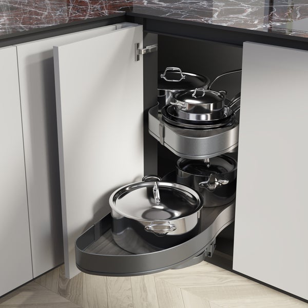Ein Küchen-Eckschrank mit einem ausziehbaren Schwenkbodensystem zur platzsparenden Aufbewahrung von Edelstahltöpfen.