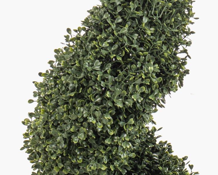 Künstlicher Buchsbaum in einem dunklen Blumentopf aus Kunststoff.