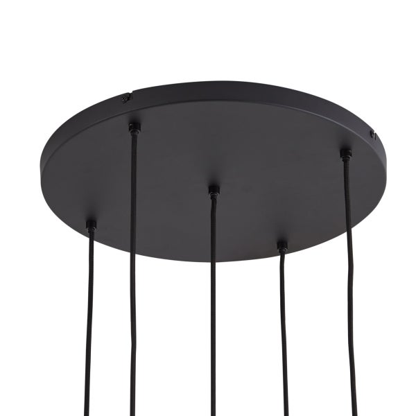 Runde Deckenrosette aus Metall in Schwarz mit fünf schwarzen Textilkabeln für Pendelleuchten.