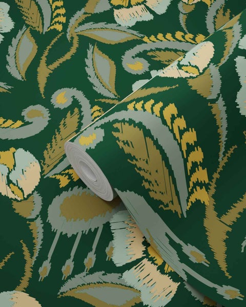 Vliestapete mit floralem Ikat-Muster in Gold und Creme auf dunkelgrünem Hintergrund.
