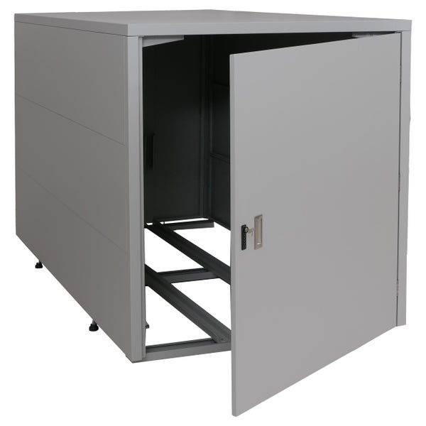 Graue Metall-Gerätebox mit geöffneter Tür, inklusive Schloss und Schlüssel, geeignet für Fahrräder oder Mülltonnen.