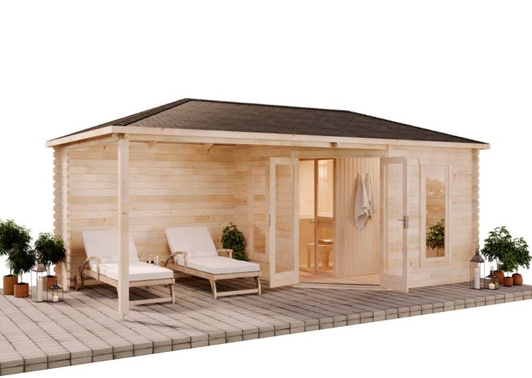 Gartenhaus aus hellem Holz mit integrierter Sauna, Terrasse, zwei Sonnenliegen und Walmdach auf einer gepflasterten Fläche.