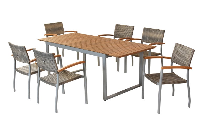 Gartenmöbel-Set bestehend aus einem rechteckigen Tisch mit Holzplatte und sechs Stühlen mit grauem Geflecht und Armlehnen aus Holz.