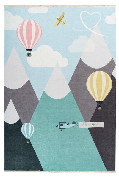 Kinderteppich mit Motiv von Heißluftballons und Flugzeugen über einer Berglandschaft.