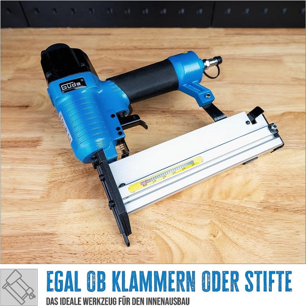 Güde Druckluft-Klammergerät und Nagler für den Innenausbau auf einer Holzoberfläche.