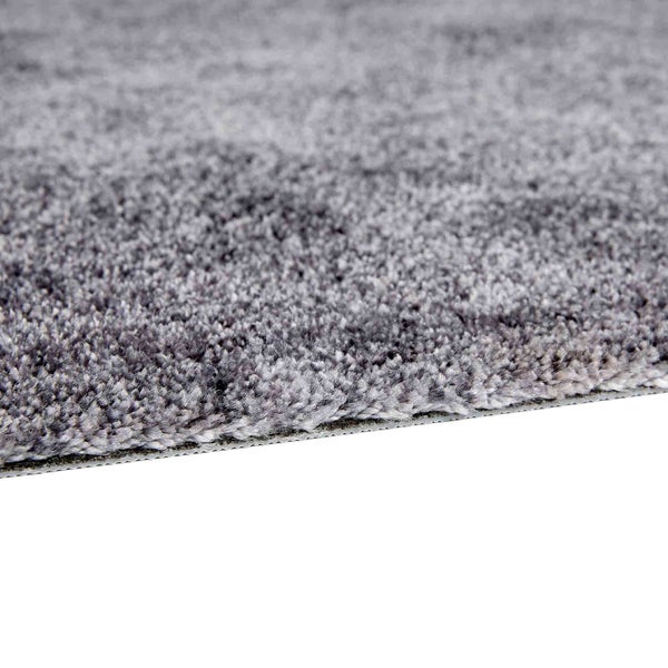 Detailansicht eines grauen Teppichs mit hohem Flor