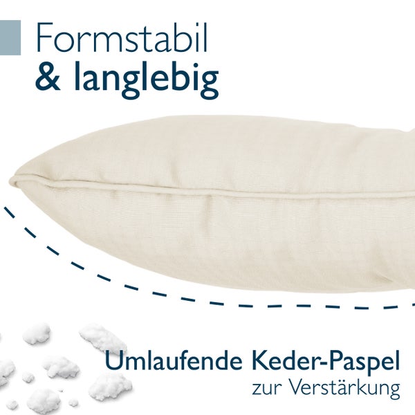 Formstabiles Kissen mit umlaufender Kederpaspel zur Verstärkung und textiler Füllung.