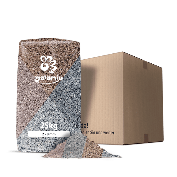 Galamio Ziersplitt im 25 Kilogramm Sack mit einer Körnung von 2 bis 8 Millimeter neben einem Versandkarton.