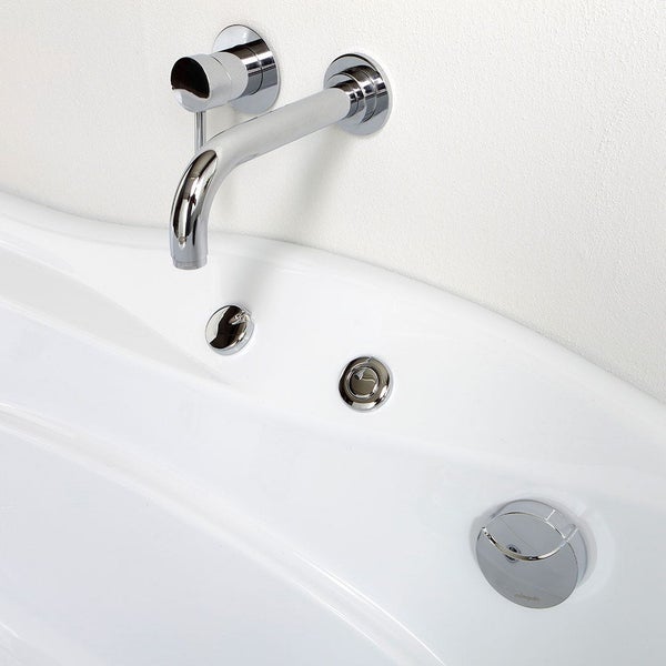 Detailansicht einer Badewanne mit Armatur und Ablaufgarnitur