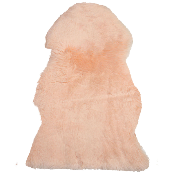 Kunstfell-Teppich in natürlicher Lammfellform, apricotfarben, aus weichem Synthetikmaterial.