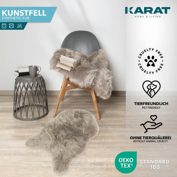 Karat Kunstfell als Teppich und Auflage in einem hellen Wohnzimmer. Karat Home & Living Logo, Oeko-Tex zertifiziert und ohne Tierquälerei.