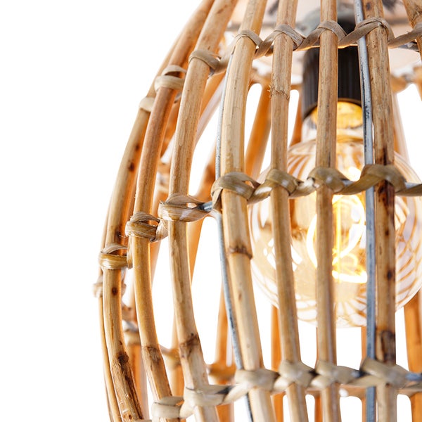 Detailansicht einer Pendelleuchte aus Rattan mit sichtbarem Leuchtmittel