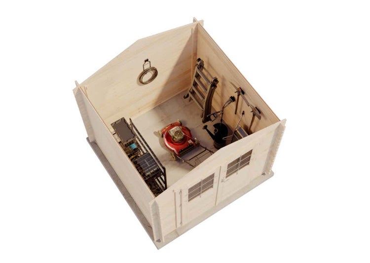 Innenansicht eines Gartenhauses aus Holz mit Rasenmäher, Lagerregal, Leiter und verschiedenen Gartenwerkzeugen.