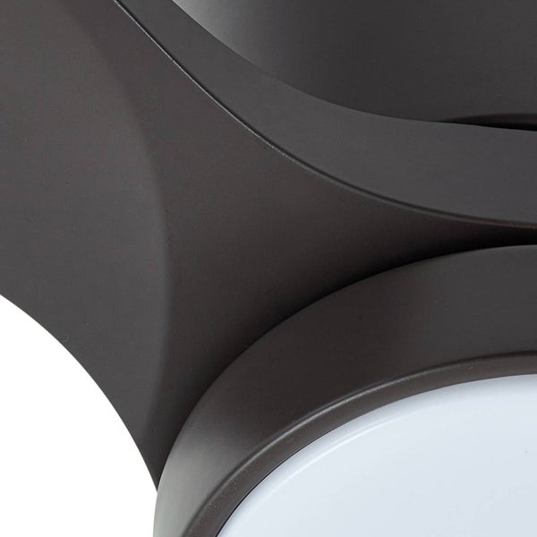 Detailansicht einer modernen Leuchte mit geschwungenen matten Oberflächen und weißem Diffusor.