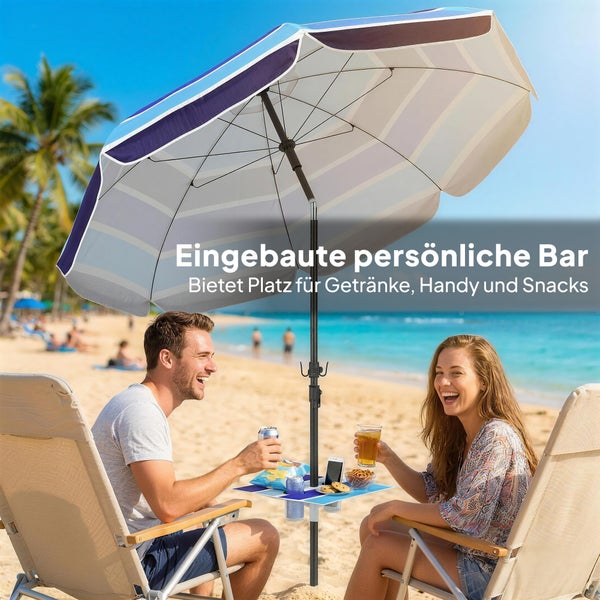 Sonnenschirm mit integriertem Tisch für Getränke und Snacks am Strand, unter dem zwei Personen in Liegestühlen sitzen.