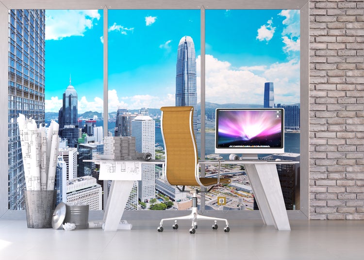 Büro mit Schreibtisch, Bürostuhl und Blick auf die Skyline