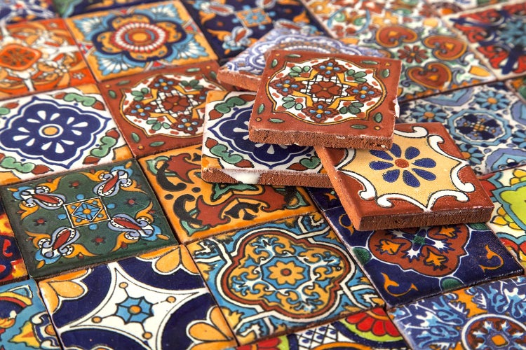 Eine Frau isst einen Snack in einem Restaurant.