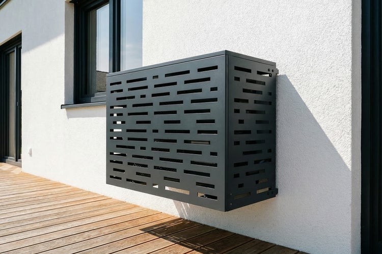 Wärmepumpenverkleidung aus Metall an einer Hauswand montiert