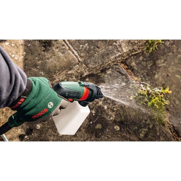 Gartenspritzgerät mit Reinigungsflüssigkeit und Handschuh
