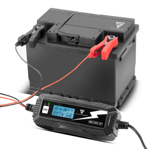 Autobatterie mit Batterieladegerät verbunden