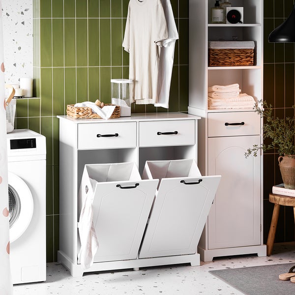 Badezimmer Szene mit Waschmaschine, Wäschekipper mit zwei Fächern und Badezimmerschrank