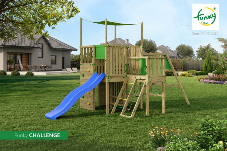 Holz-Spielturm mit blauer Wellenrutsche, Kletterwand und Leiter im Garten. Mit Plattformen und grünem Sonnensegel. Funky Combo Logo.