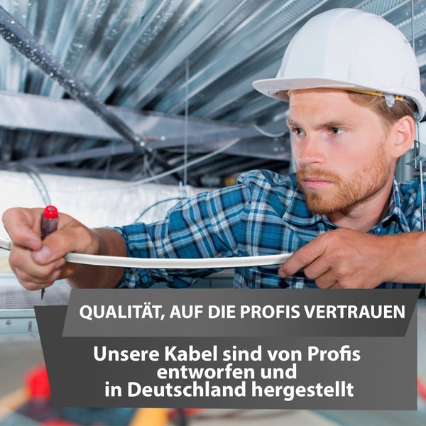 Ein Handwerker mit Schutzhelm verlegt ein Kabel an der Decke, mit Text zu Profi-Kabeln hergestellt in Deutschland.