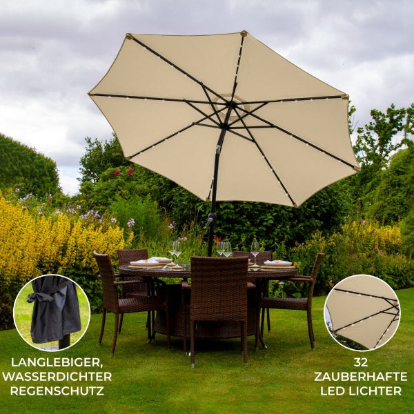 Schwarzes Spülbecken mit Armatur in einer modernen Küche.