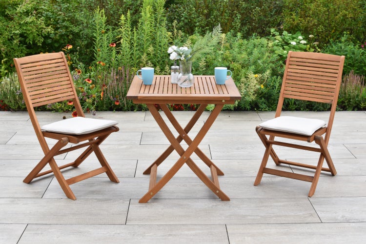Holz Gartentisch mit zwei Stühlen und Kissen