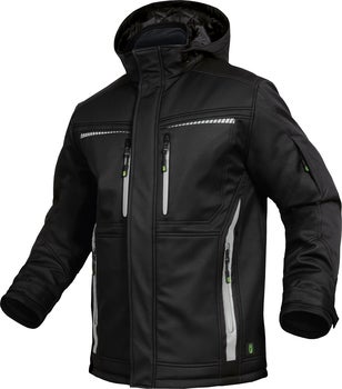 Schwarze Softshell-Arbeitsjacke mit Kapuze, reflektierenden Details und mehreren Reißverschlusstaschen.