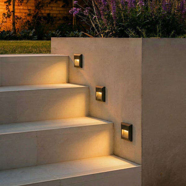 Außenbeleuchtung für Treppenstufen mit modernen LED-Wandeinbauleuchten an einer Steintreppe im Garten.