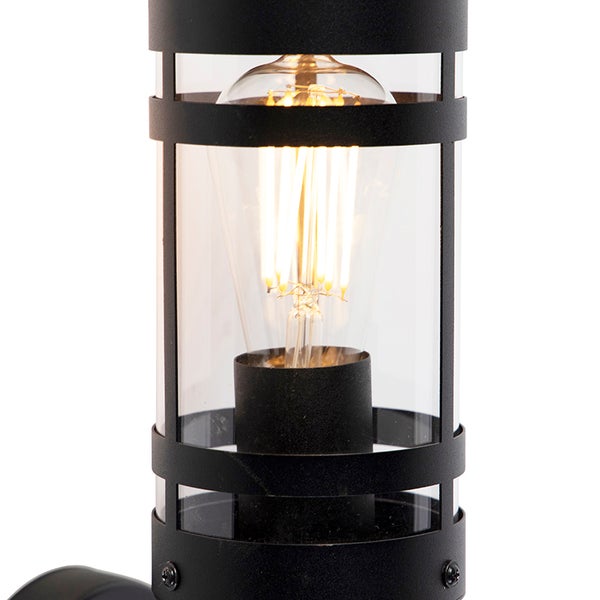 Schwarze Außenwandleuchte mit klarem Glas und leuchtendem LED-Filament-Leuchtmittel.