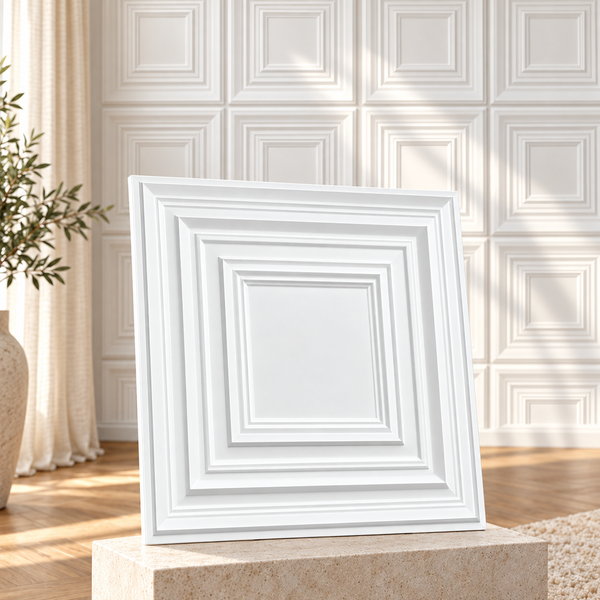 Quadratische Deckenplatte mit klassischem Kassettenprofil als Wand- oder Deckenelement in einem hellen, eleganten Wohnraum.