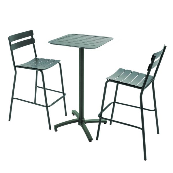 Dreiteiliges dunkelgrünes Bistroset aus Metall mit einem hohen quadratischen Tisch und zwei Barstühlen in Lattenoptik.